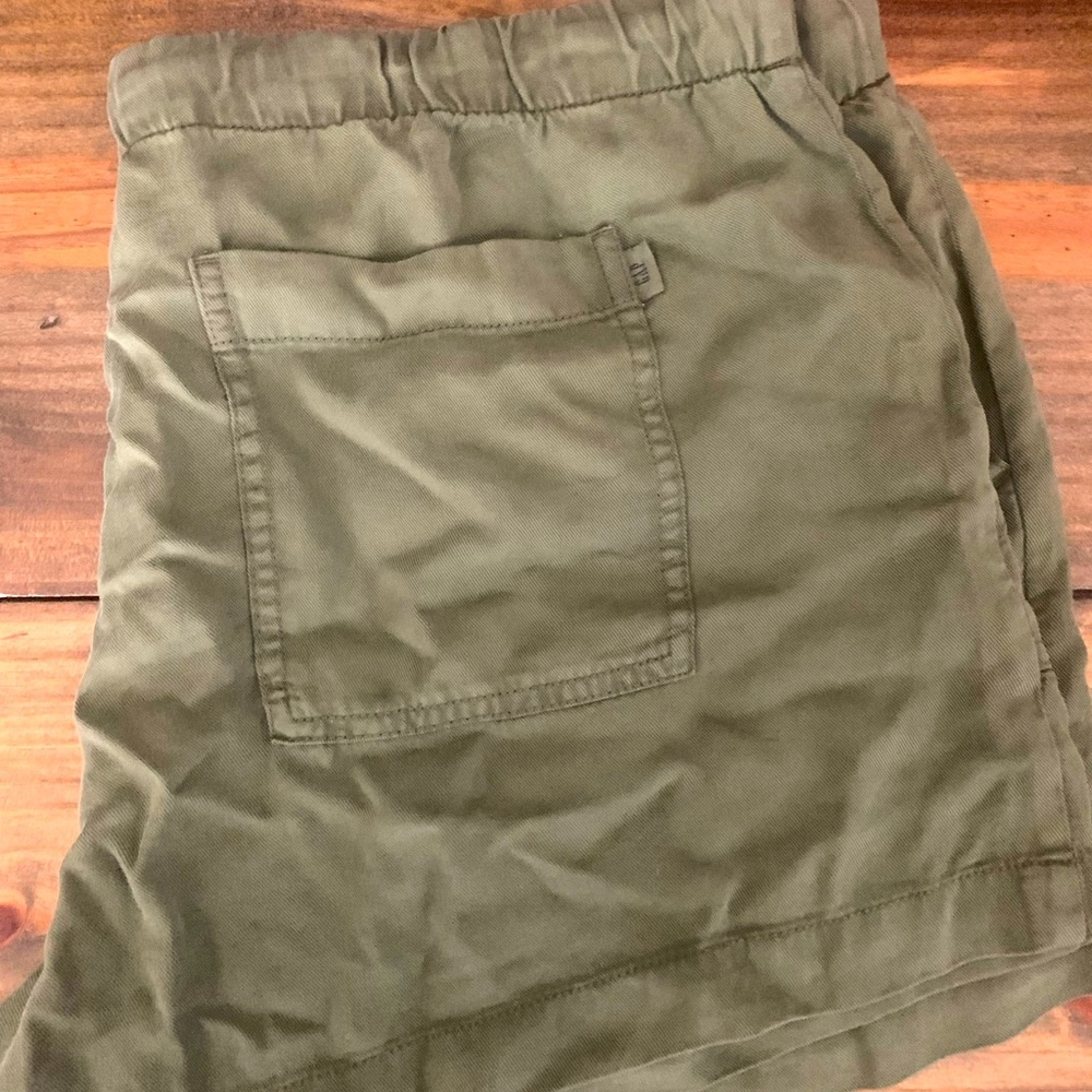 ✨Gap green shorts with pockets Size XL
